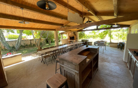 Espaces communs – Cuisine d’été Mas de la Deivière | Gîte de groupe avec Piscine Gard