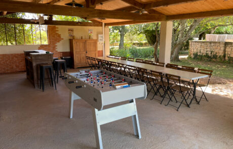 Espaces communs – Cuisine d’été Mas de la Deivière | Gîte de groupe avec Piscine Gard