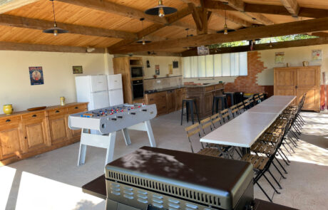 Espaces communs – Cuisine d’été Mas de la Deivière | Gîte de groupe avec Piscine Gard