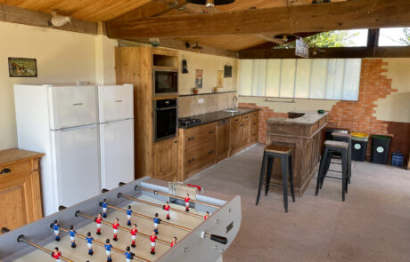 Espaces communs – Cuisine d’été Mas de la Deivière | Gîte de groupe avec Piscine Gard