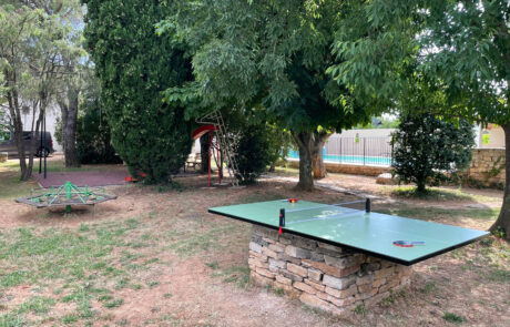 Espaces communs – Ping-pong et jeux enfants Mas de la Deivière | Gîte de groupe avec Piscine Gard