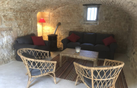 Parties communes – Salon et coin lecture au rez-de-chaussée Mas de la Deivière | Gîtes avec Piscine Gard