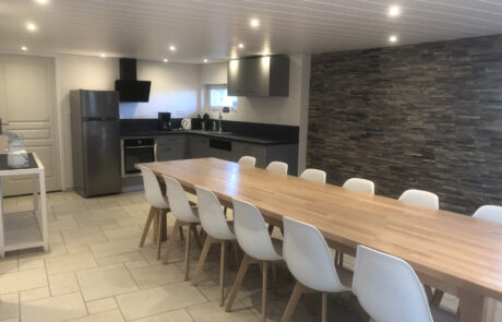Parties communes – Cuisine et salle à manger de 35 m² Mas de la Deivière | Gîtes avec Piscine Gard